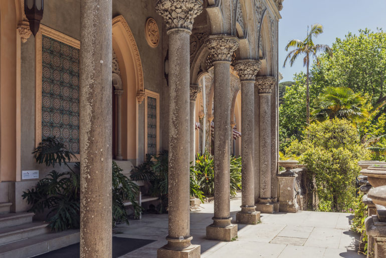Slow travel to Lisbon | Monserrate Palace Entrance © Soonafternoon