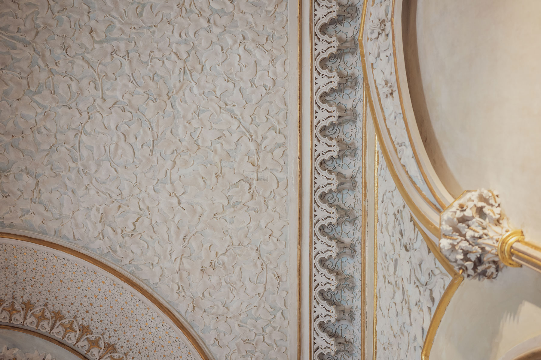 Slow travel to Lisbon | Monserrate Palace details© Soonafternoon